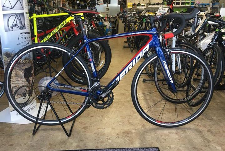 18年人気のバーレーン メリダチームカラーのロードバイクが入荷しました 旭川の自転車専門店はっとりスポーツ商会